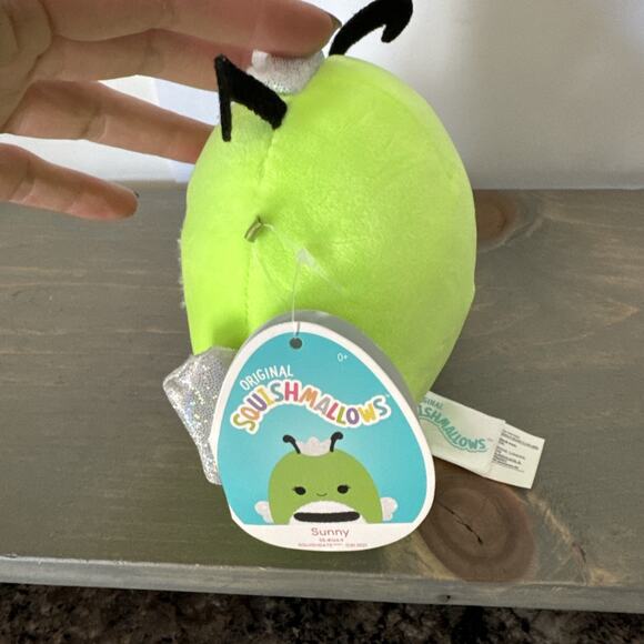 NWT Squishmallows Sunny Bumble Bee 5” Blacklight 2022 Kellytoy Black Light - Picture 4 of 9